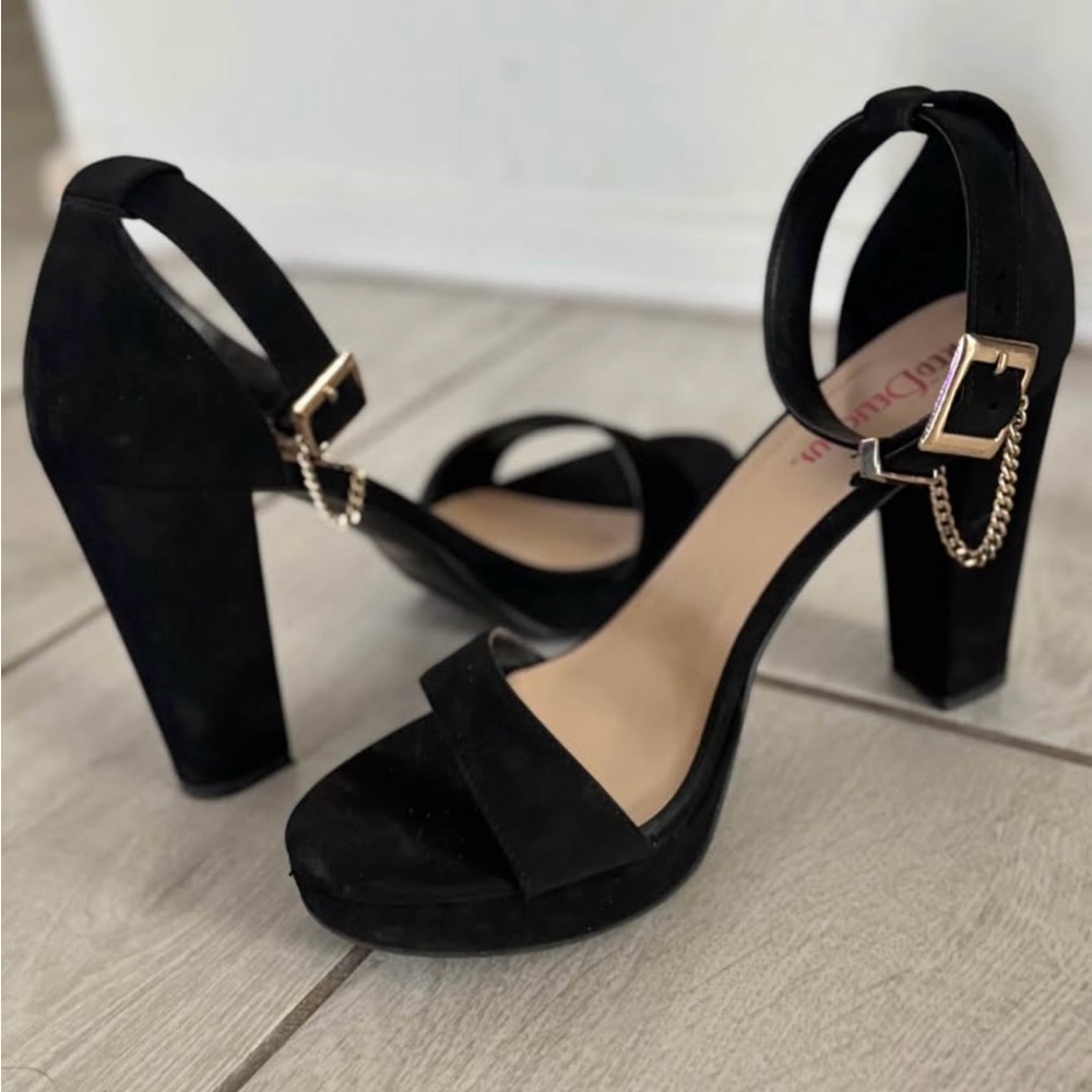 Elegant Black Heels with Gold Chain Detail